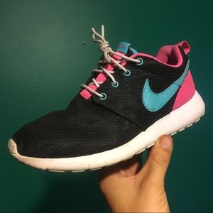 NIKE ROSHE ONE SNEAKERS 7y or 8.5 womens